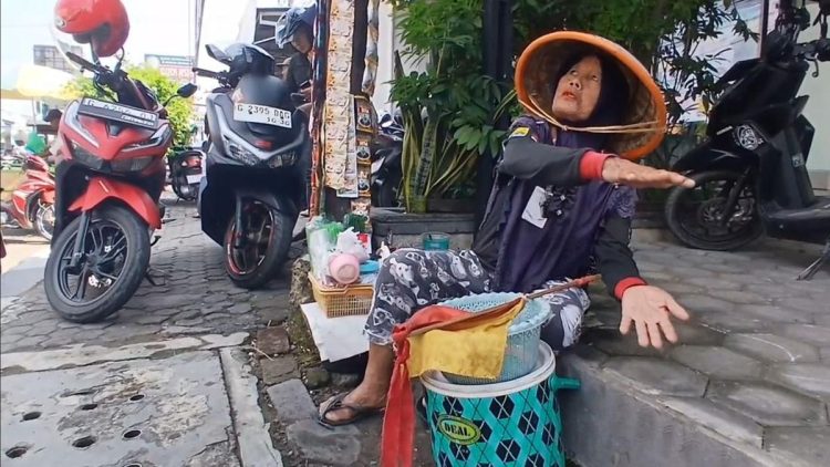 Nenek Jukir Terima Hadiah Umrah Setelah Gagalkan Pencurian Uang Rp3,6 Miliar