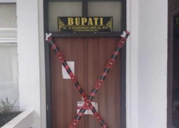 KPK Segel Ruang Kerja Bupati Kuantan Singingi Suhardiman