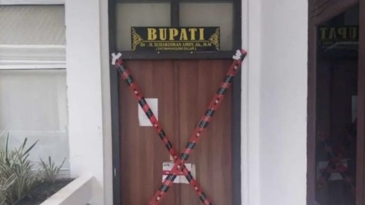 KPK Segel Ruang Kerja Bupati Kuantan Singingi Suhardiman