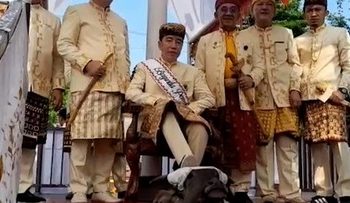 Momen Penerimaan Gelar Baginda Pemuka Bangsa oleh Jokowi di Lampung