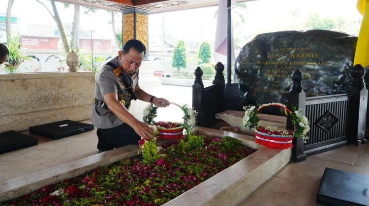 Ziarah Kapolri ke Makam Bung Karno, Gus Dur, dan Soeharto