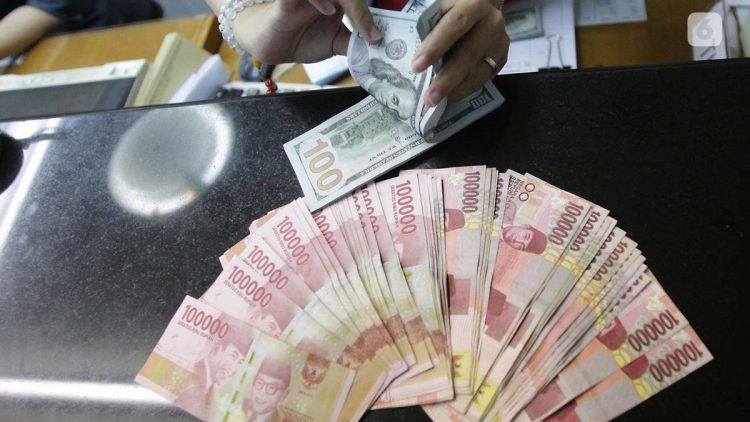Rupiah Hari Ini Turun terhadap Dolar AS akibat Tarif Impor Trump