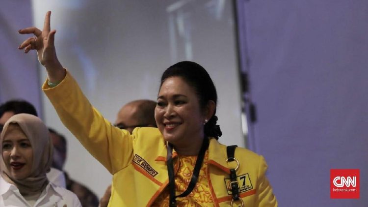 Titiek Soeharto Raih Juara 3 di Kejuaraan Menembak Kapolri Cup