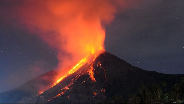 Gunung Karangetang Sulut Erupsi Semburkan Lava Setinggi 400 Meter