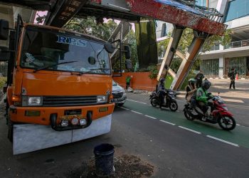 Truk Crane Terjebak di JPO Tendean Berhasil Dikeluarkan