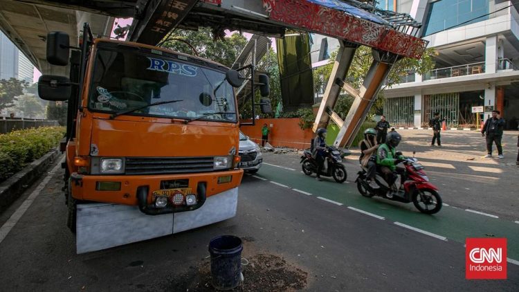 Truk Crane Terjebak di JPO Tendean Berhasil Dikeluarkan