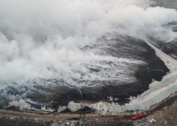 Kebakaran Tempat Pembuangan Akhir Jatiwaringin Masih Terus Berlanjut