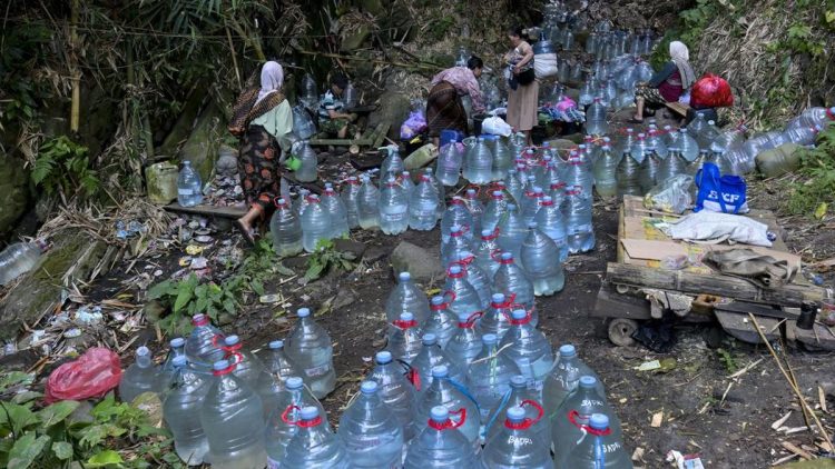 Warga Cilegon Berjuang Mencari Air Bersih