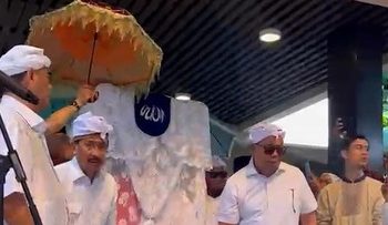 Momen Pelepasan Jenazah Rachmat Gobel ke Taman Makam Pahlawan Kalibata
