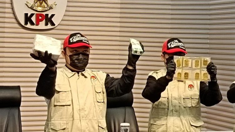 Barang Bukti Kasus Pemerasan Bupati Sukoharjo Berupa Logam Mulia dan Yen