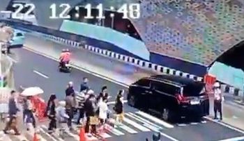 Viral Detik-detik Mobil Terobos Lampu Merah di Bundaran HI