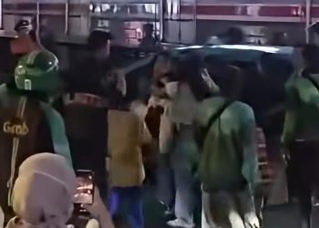 Kronologi Insiden Taksi Hijau Tertabrak KRL Tanah Abang-Karet