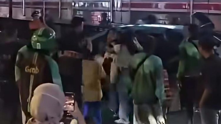 Kronologi Insiden Taksi Hijau Tertabrak KRL Tanah Abang-Karet
