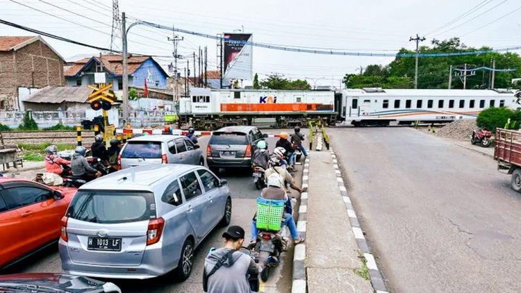 Benahi 190 Perlintasan Sebidang Progres Konstruksi KAI Capai 77%