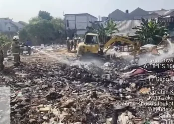 Kebakaran Tumpukan Sampah di Kramat Jati Masih Berlanjut Selama Lebih dari 30 Jam