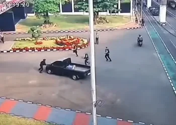 Pikap Lewati Gerbang DPR Saat Aksi Unjuk Rasa 27 Agustus
