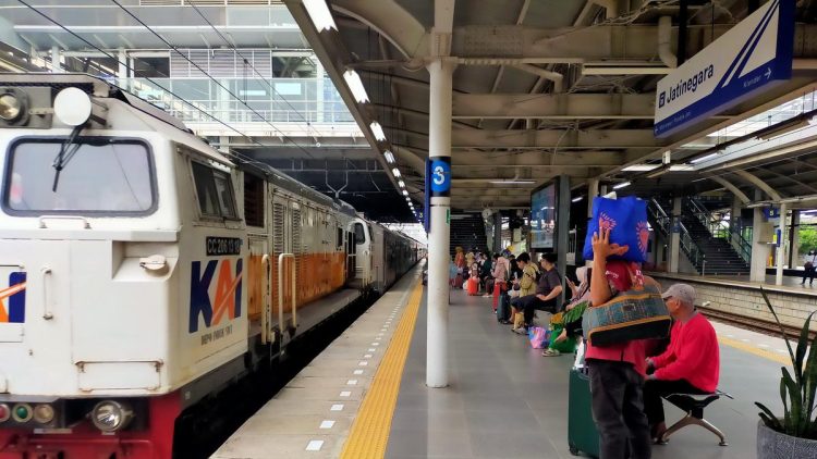 Hari Ini, Daftar 13 Kereta Api yang Berhenti di Jatinegara