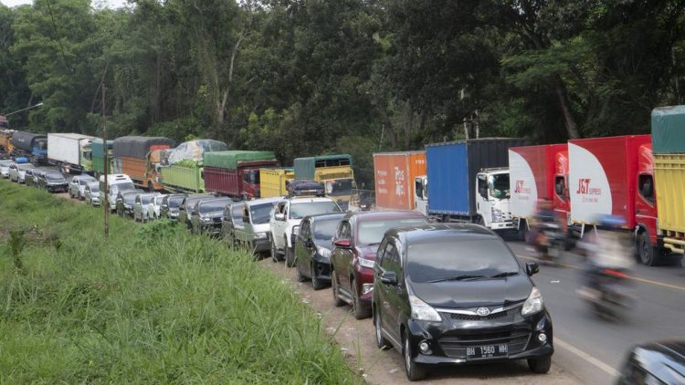 Macet Panjang Dua Pekan di Jalintim Sumatra Palembang-Jambi
