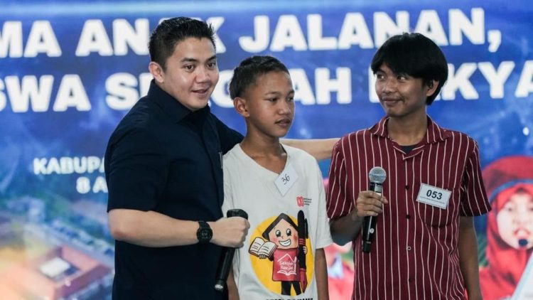 Sesjen Teddy Disambut Puisi Siswa Sekolah Dasar Dari Jalanan Menuju Harapan
