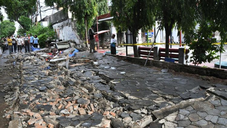 Tembok Pembatas Sekolah Dasar Roboh Timpa Peserta Jalan Sehat di Sleman, 10 Luka