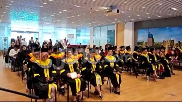 26 Pekerja Migran Indonesia di Hong Kong Raih Gelar Sarjana Sambil Bekerja di UT