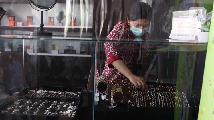 Harga Emas Antam Sepekan Lesu Lalu Berbalik Arah Menguat