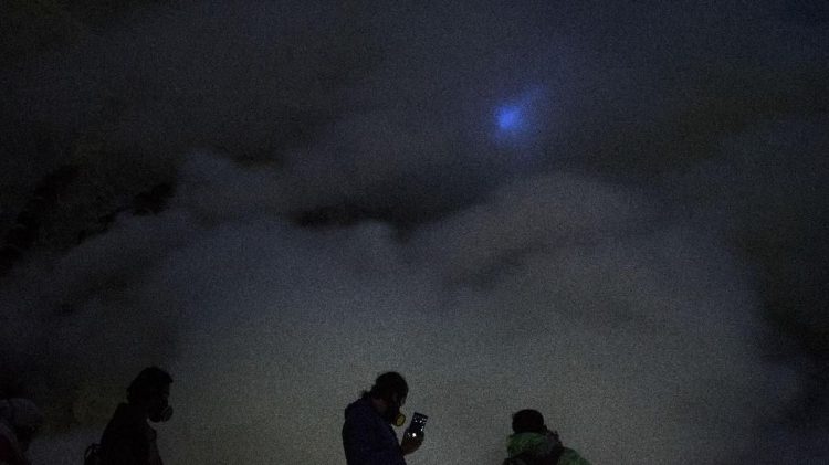 Potensi Bahaya Fenomena Blue Fire di Papandayan Menurut Badan Geologi