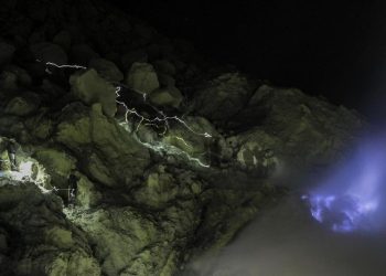 Fenomena Api Biru Muncul di Beberapa Titik Kawah Gunung Papandayan