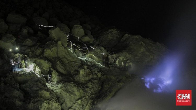 Fenomena Api Biru Muncul di Beberapa Titik Kawah Gunung Papandayan