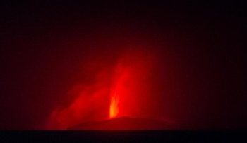 Penampakan Lava Pijar yang Dikeluarkan oleh Gunung Anak Krakatau