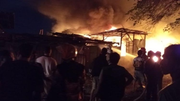 Bedeng dan Gudang Rongsokan di Denpasar Terbakar Malam Senin