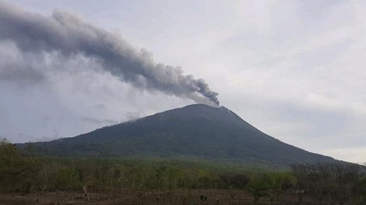 Gunung Ili Lewotolok Meletus Dua Kali dengan Kolom Abu Mencapai 700 Meter