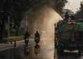 Foto Jakarta Menyemprot Jalan untuk Mitigasi Abu Vulkanik Anak Krakatau