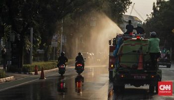 Foto Jakarta Menyemprot Jalan untuk Mitigasi Abu Vulkanik Anak Krakatau