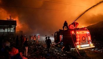 Kebakaran Mencekam di TPA Putri Cempo Solo