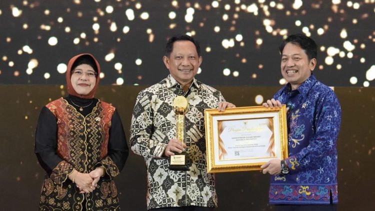Kemendagri Dapat Penghargaan BPS karena Optimalisasi Data Statistik