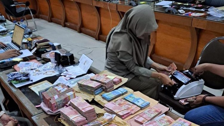 Uang Dolar Singapura dan AS Ditemukan KPK Saat Geledah BPN Jatim