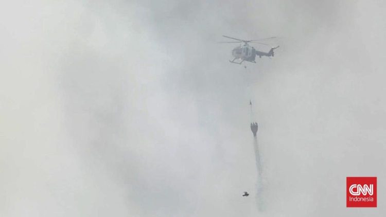 Kebakaran di TPA Galuga Bogor, Helikopter Lakukan Water Bombing