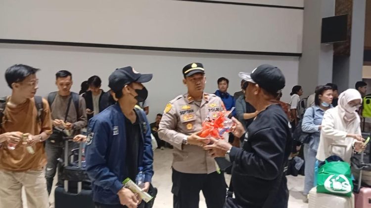 Polri Sambangi Penumpang dan Bagikan Snack di Bandara Soekarno-Hatta