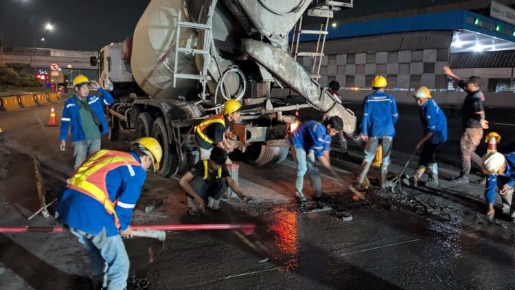 Mobil ASN di Pekalongan Melanggar Jalan yang Sedang Dicor