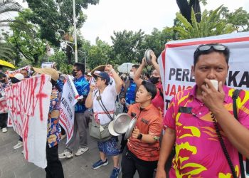 Akses Ditutup Ormas, Karyawan Klub Arjuna Lakukan Aksi Unjuk Rasa di Balai Kota