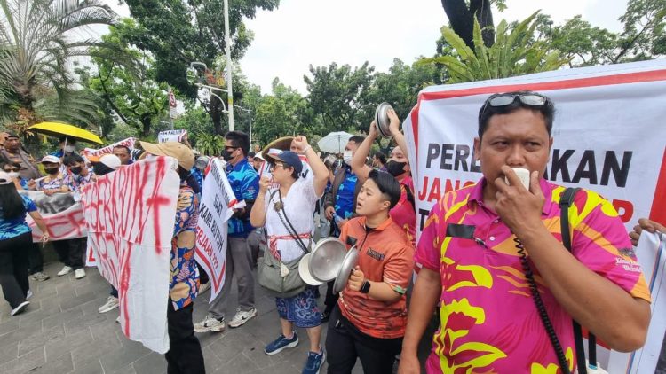 Akses Ditutup Ormas, Karyawan Klub Arjuna Lakukan Aksi Unjuk Rasa di Balai Kota