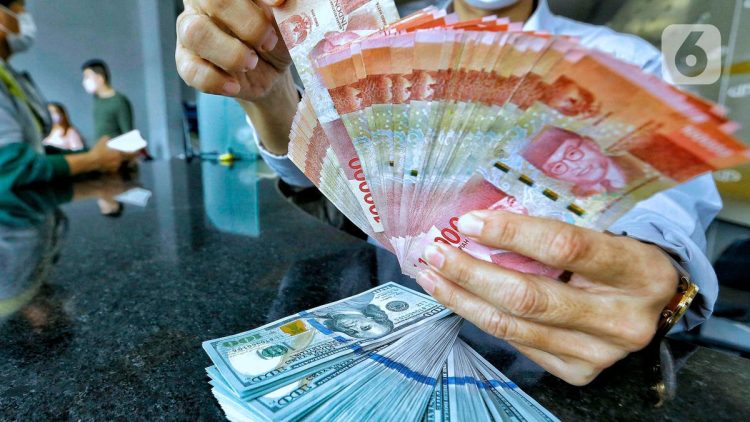 Rupiah Sentuh 18.184 per Dolar AS, Apakah Pemegang Valas Akan Menukar?