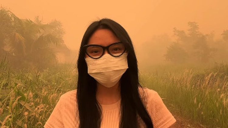 Langit Menguning Akibat Kabut Asap yang Makin Tebal