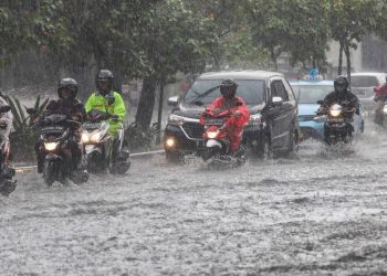 Jalan Mayor Oking Cibinong Seperti Sungai Saat Banjir Banyak Motor Terjebak