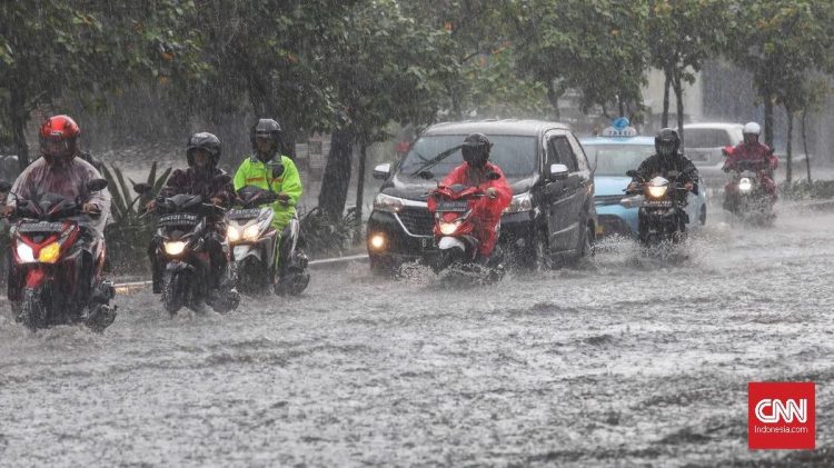 Jalan Mayor Oking Cibinong Seperti Sungai Saat Banjir Banyak Motor Terjebak