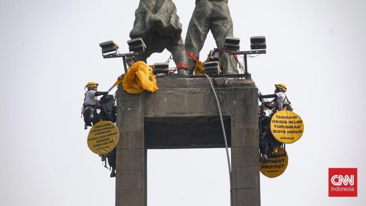 Polda Metro Kembalikan 6 Aktivis Greenpeace yang Pasang Spanduk di HI