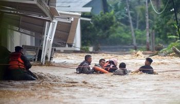 Banjir di Padang Malam Ini, Belasan Orang Terjebak