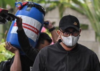 Bupati Klaten dan Tong Biru Berisi Uang Diserahkan ke KPK