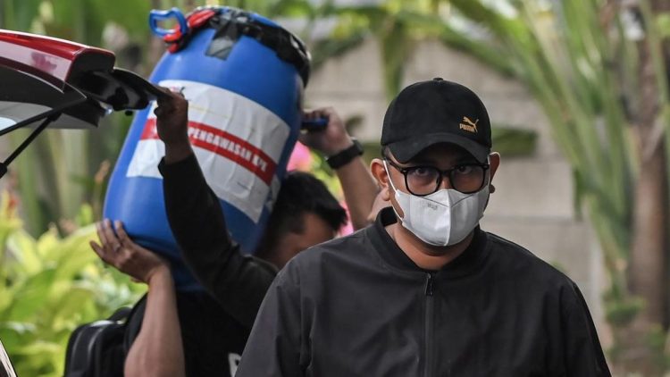 Bupati Klaten dan Tong Biru Berisi Uang Diserahkan ke KPK